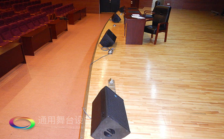 通用舞臺(tái)專業(yè)性、全方位優(yōu)勢(shì)！業(yè)務(wù)涉及舞臺(tái)機(jī)械、阻燃幕布、專業(yè)燈光系統(tǒng)、專業(yè)音響系統(tǒng)