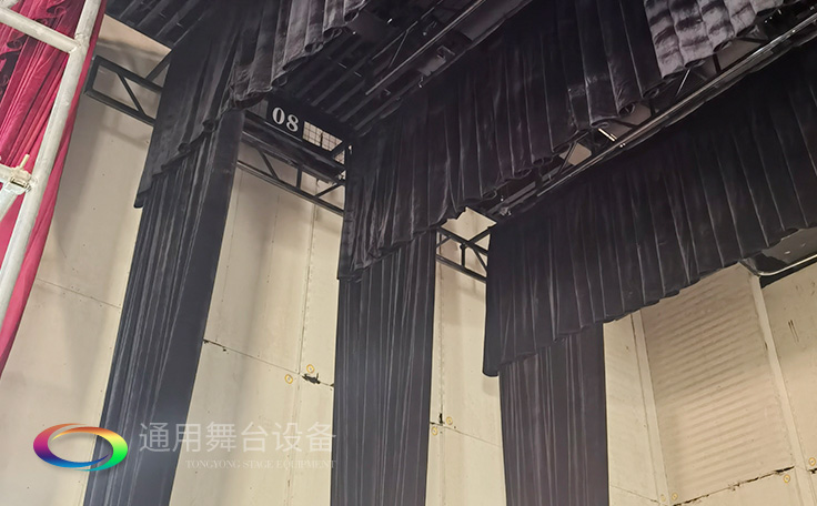 設(shè)置在舞臺上空，以金屬排架懸掛燈具的設(shè)備——燈光吊架Side lighting ladder通用舞臺阻燃幕布