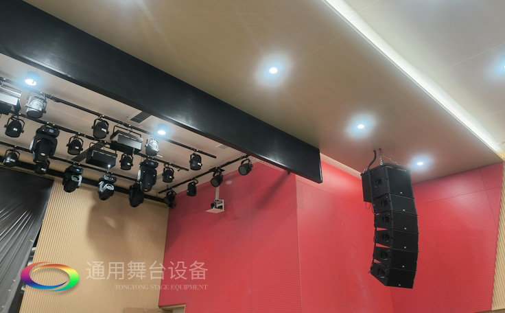 江蘇某學(xué)校報(bào)告廳項(xiàng)目舞臺(tái)矩陣音響、舞臺(tái)吊桿——泰州通用舞臺(tái)、舞臺(tái)幕布精品工程展示